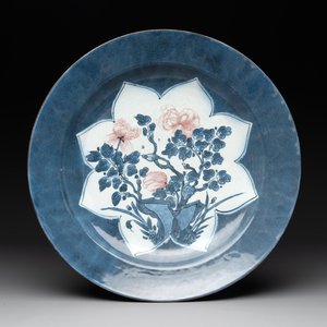 A Chinese blue, white and copper-red powder blue-ground 'peony' dish, Kangxi — 照片 1