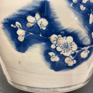 A Chinese blue, white and copper red 'prunus flowers' bowl, Kangxi — photo 15