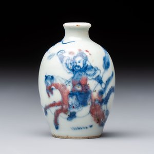 A Chinese blue, white and copper-red 'Romance of the Three Kingdoms' snuff bottle, Yongzheng mark, 19th C. — foto 1