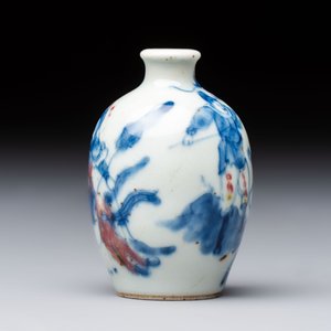 A Chinese blue, white and copper-red 'Romance of the Three Kingdoms' snuff bottle, Yongzheng mark, 19th C. — foto 2