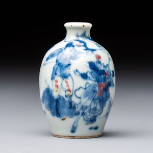 A Chinese blue, white and copper-red 'Romance of the Three Kingdoms' snuff bottle, Yongzheng mark, 19th C. — foto 3