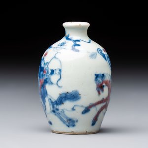 A Chinese blue, white and copper-red 'Romance of the Three Kingdoms' snuff bottle, Yongzheng mark, 19th C. — foto 4