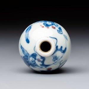 A Chinese blue, white and copper-red 'Romance of the Three Kingdoms' snuff bottle, Yongzheng mark, 19th C. — foto 5