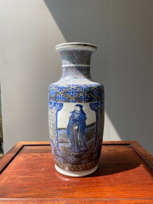A Chinese blue, white and copper-red 'Sanxing' rouleau vase, Kangxi — photo 2