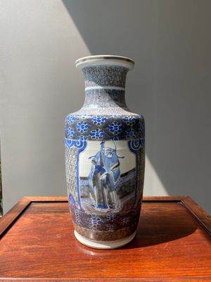 A Chinese blue, white and copper-red 'Sanxing' rouleau vase, Kangxi — photo 3