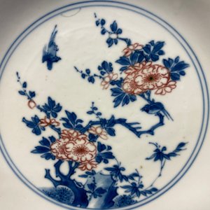 A Chinese blue, white and copper red saucer dish with floral design, Kangxi — 照片 12