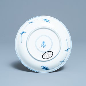 A Chinese blue, white and copper red saucer dish with floral design, Kangxi — 照片 2