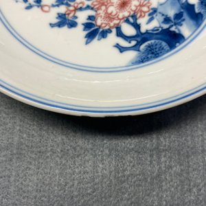 A Chinese blue, white and copper red saucer dish with floral design, Kangxi — 照片 7