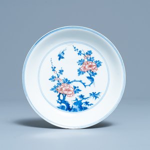 A Chinese blue, white and copper red saucer dish with floral design, Kangxi — 照片 1