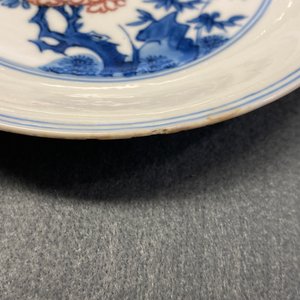 A Chinese blue, white and copper red saucer dish with floral design, Kangxi — 照片 4
