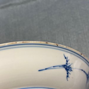 A Chinese blue, white and copper red saucer dish with floral design, Kangxi — 照片 5
