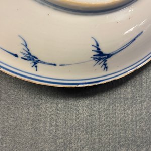A Chinese blue, white and copper red saucer dish with floral design, Kangxi — 照片 6