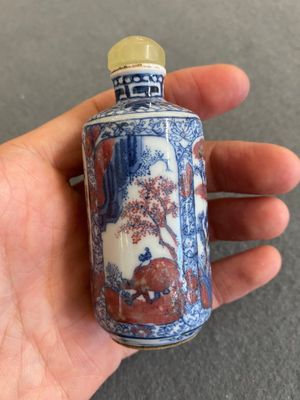 A Chinese blue, white and copper-red snuff bottle, 19th C. — 照片 1