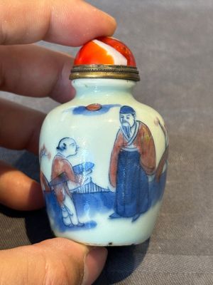 A Chinese blue, white and copper-red snuff bottle, 19th C. — photo 1