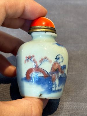 A Chinese blue, white and copper-red snuff bottle, 19th C. — photo 2
