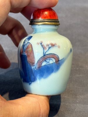 A Chinese blue, white and copper-red snuff bottle, 19th C. — photo 4