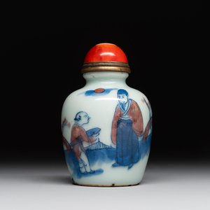 A Chinese blue, white and copper-red snuff bottle, 19th C. — photo 1