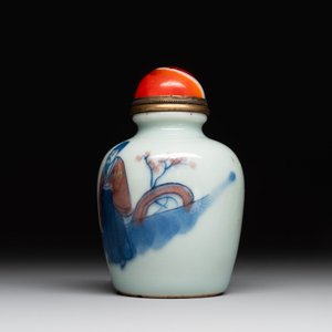 A Chinese blue, white and copper-red snuff bottle, 19th C. — photo 2