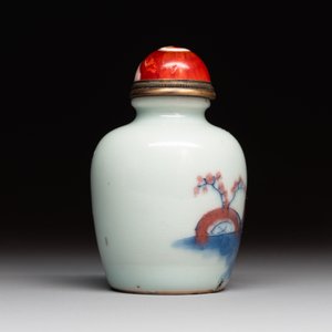 A Chinese blue, white and copper-red snuff bottle, 19th C. — photo 4