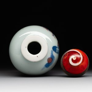 A Chinese blue, white and copper-red snuff bottle, 19th C. — photo 5