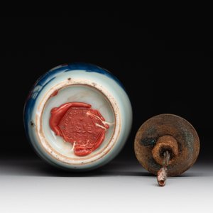 A Chinese blue, white and copper-red snuff bottle, 19th C. — photo 6