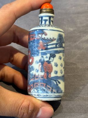 A Chinese blue, white and copper-red snuff bottle, Kangxi mark, 19th C. — 照片 1