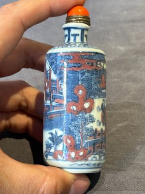 A Chinese blue, white and copper-red snuff bottle, Kangxi mark, 19th C. — 照片 2