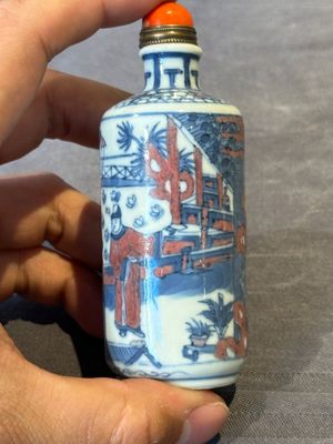 A Chinese blue, white and copper-red snuff bottle, Kangxi mark, 19th C. — 照片 3