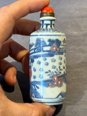 A Chinese blue, white and copper-red snuff bottle, Kangxi mark, 19th C. — 照片 5
