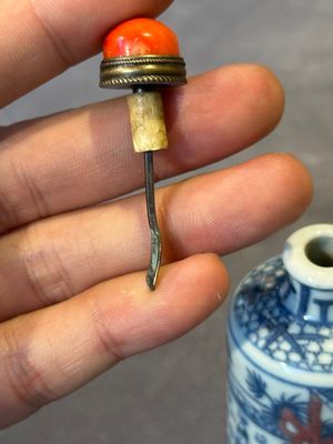 A Chinese blue, white and copper-red snuff bottle, Kangxi mark, 19th C. — 照片 10