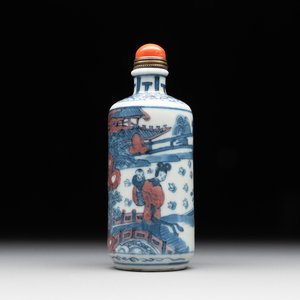 A Chinese blue, white and copper-red snuff bottle, Kangxi mark, 19th C. — 照片 1