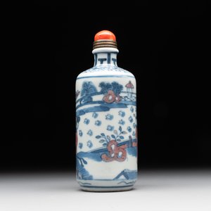 A Chinese blue, white and copper-red snuff bottle, Kangxi mark, 19th C. — 照片 2