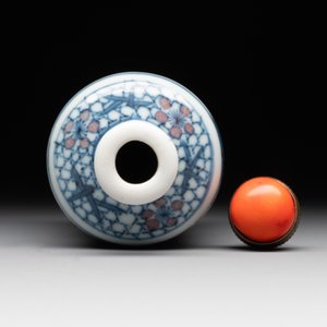 A Chinese blue, white and copper-red snuff bottle, Kangxi mark, 19th C. — 照片 5