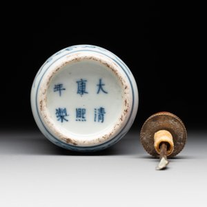 A Chinese blue, white and copper-red snuff bottle, Kangxi mark, 19th C. — 照片 6