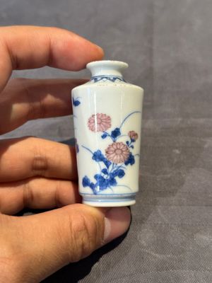A Chinese blue, white and copper-red snuff bottle, Qing Feng 清風 mark, 18th C. — photo 1