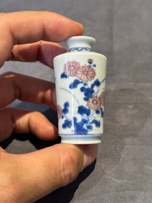 A Chinese blue, white and copper-red snuff bottle, Qing Feng 清風 mark, 18th C. — photo 2