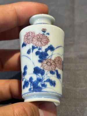 A Chinese blue, white and copper-red snuff bottle, Qing Feng 清風 mark, 18th C. — photo 4