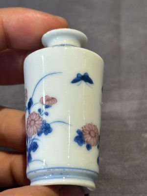 A Chinese blue, white and copper-red snuff bottle, Qing Feng 清風 mark, 18th C. — photo 5