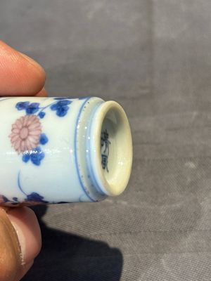A Chinese blue, white and copper-red snuff bottle, Qing Feng 清風 mark, 18th C. — photo 7