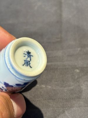 A Chinese blue, white and copper-red snuff bottle, Qing Feng 清風 mark, 18th C. — photo 8