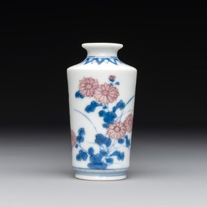 A Chinese blue, white and copper-red snuff bottle, Qing Feng 清風 mark, 18th C. — photo 1