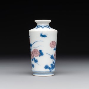A Chinese blue, white and copper-red snuff bottle, Qing Feng 清風 mark, 18th C. — photo 2