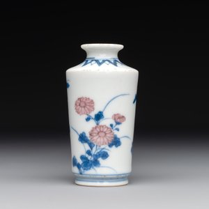 A Chinese blue, white and copper-red snuff bottle, Qing Feng 清風 mark, 18th C. — photo 3