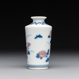 A Chinese blue, white and copper-red snuff bottle, Qing Feng 清風 mark, 18th C. — photo 4