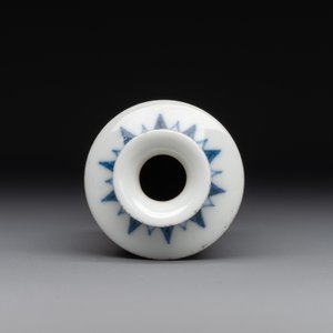 A Chinese blue, white and copper-red snuff bottle, Qing Feng 清風 mark, 18th C. — photo 5