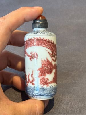A Chinese blue, white and copper-red snuff bottle with a dragon, dragon mark, 19th C. — photo 1