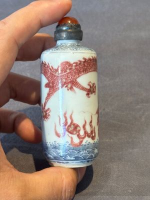 A Chinese blue, white and copper-red snuff bottle with a dragon, dragon mark, 19th C. — photo 2
