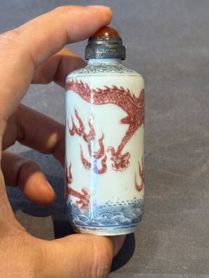 A Chinese blue, white and copper-red snuff bottle with a dragon, dragon mark, 19th C. — photo 3