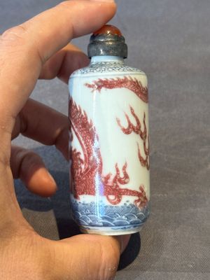 A Chinese blue, white and copper-red snuff bottle with a dragon, dragon mark, 19th C. — photo 4