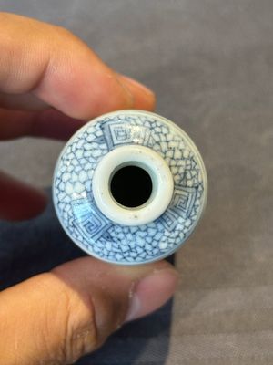 A Chinese blue, white and copper-red snuff bottle with a dragon, dragon mark, 19th C. — photo 5